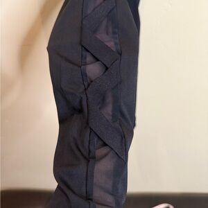 Criss cross side leggings size small